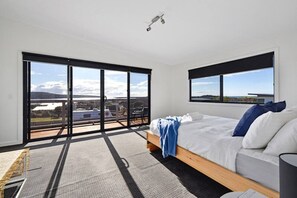 3 bedrooms, desk, WiFi