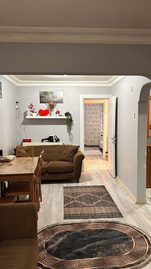 Smart TV - BAKIRKOY Serene 2-bedroom apartment in vibrant İstanbul near local hotspots (Istanbul)