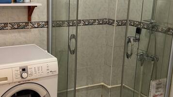Jetted tub, hair dryer, bidet, towels
