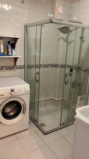 Jetted bath, hair dryer, bidet, towels - BAKIRKOY Serene 2-bedroom apartment in vibrant İstanbul near local hotspots (Istanbul)