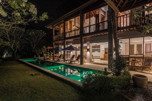 Fachada de la propiedad por la tarde o noche