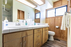 Bathtub, towels - Agate Bay 3BDR, Walking Distance to the Beach! (Tahoe Vista)