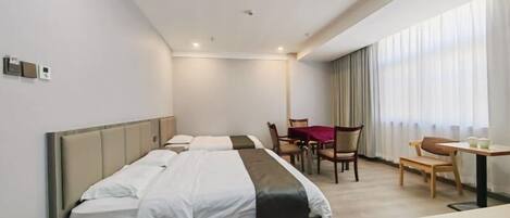 Quarto de hotel com uma cama, uma mesa e uma cadeira.