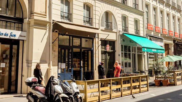 A multi-story building with classical architecture, featuring large windows and balconies. - Merveil - Luxury Suite - Marais - Poissonniere (Paris)