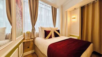 2 habitaciones, escritorio y tabla de planchar con plancha