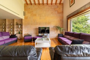 TV - Country House 'La Forca' with Mountain View, Wi-Fi and Air Conditioning (Santa Margalida)