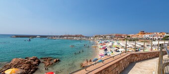 Appartement "Panoramico Isola Rossa" met Uitzicht op Zee, Privé Terras & A/C