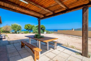 Outdoor dining - Apartment "Panoramico Isola Rossa" with Sea View, Private Terrace & A/C (Isola Rossa)