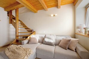 TV - Apartment "Lodge de la Fontaine" with Mountain View, Private Garden & 3 Balconies (brusson)