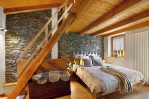 2 bedrooms, iron/ironing board, bed sheets - Apartment "Lodge de la Fontaine" with Mountain View, Private Garden & 3 Balconies (brusson)