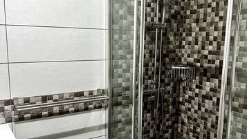 Ducha, secador de pelo y toallas