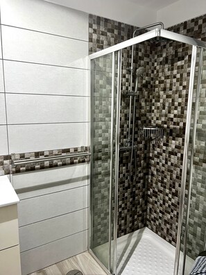 Shower, hair dryer, towels