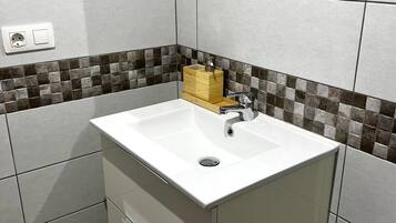 Ducha, secador de pelo y toallas