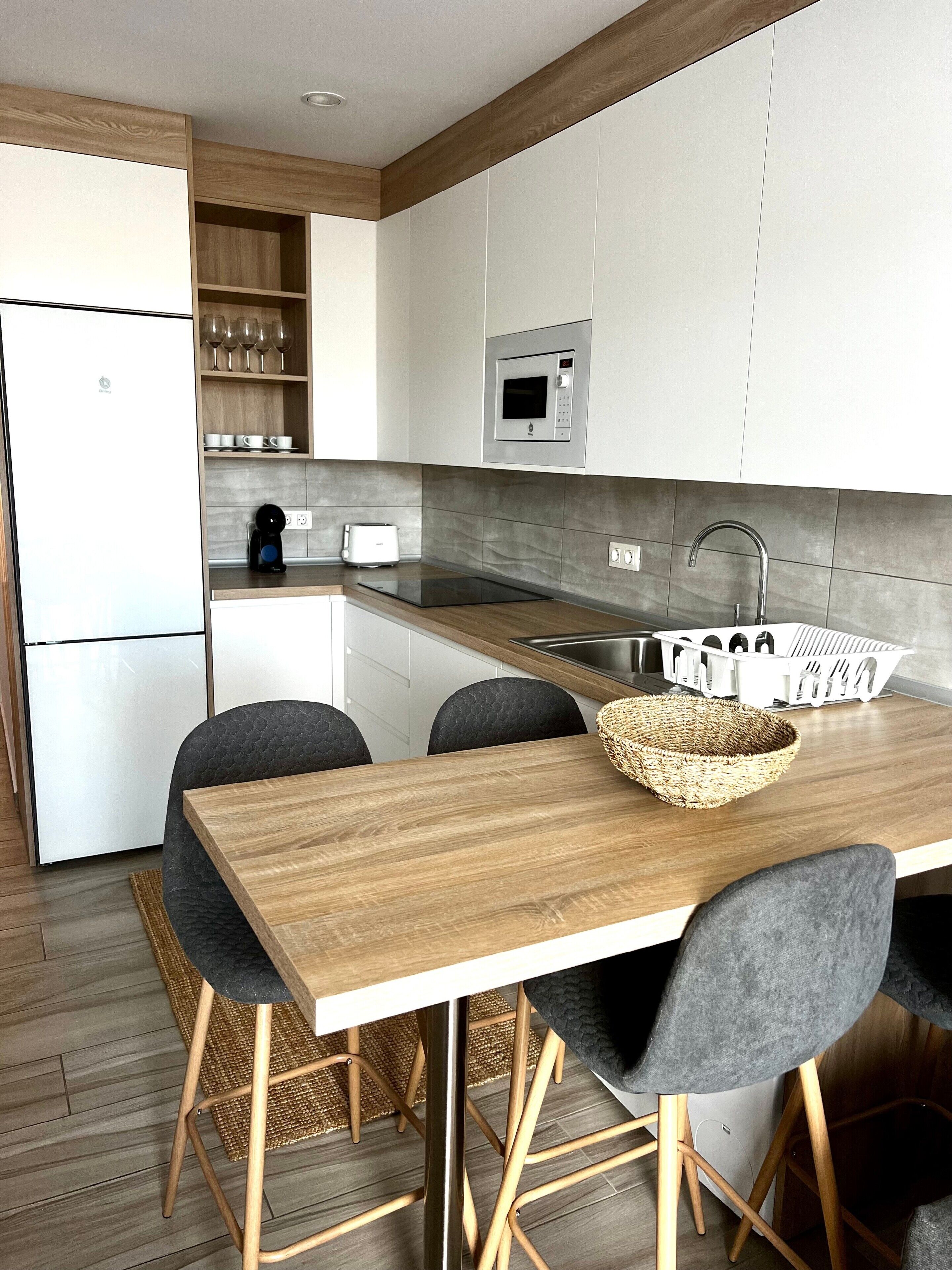 Fridge, microwave, stovetop, dishwasher