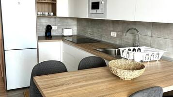 Fridge, microwave, stovetop, dishwasher
