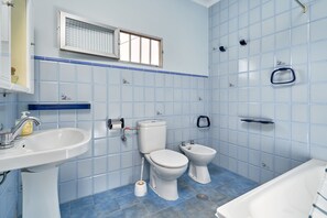 Shower, towels - Holiday Home 'Rafalita' with Sea View, Wi-Fi and Air Conditioning (Torrox)