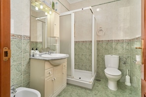 Shower, towels - Holiday Home 'Rafalita' with Sea View, Wi-Fi and Air Conditioning (Torrox)
