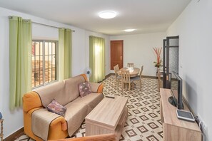 TV - Holiday Home 'Rafalita' with Sea View, Wi-Fi and Air Conditioning (Torrox)