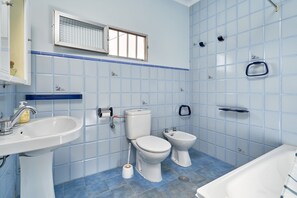 Shower, towels - Holiday Home 'Rafalita' with Sea View, Wi-Fi and Air Conditioning (Torrox)