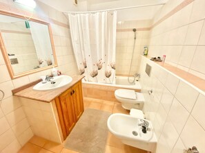 Bañera, secador de pelo, toallas