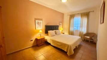 1 habitación, tabla de planchar con plancha, wifi gratis y ropa de cama