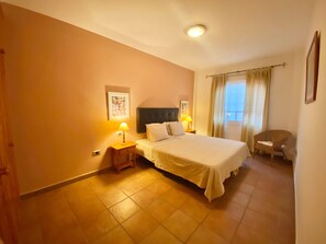 1 habitación, tabla de planchar con plancha, wifi gratis y ropa de cama 