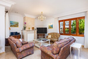 Télévision, table de tennis de table