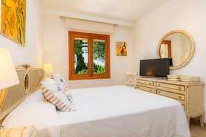 4 bedrooms, iron/ironing board, free WiFi, bed sheets