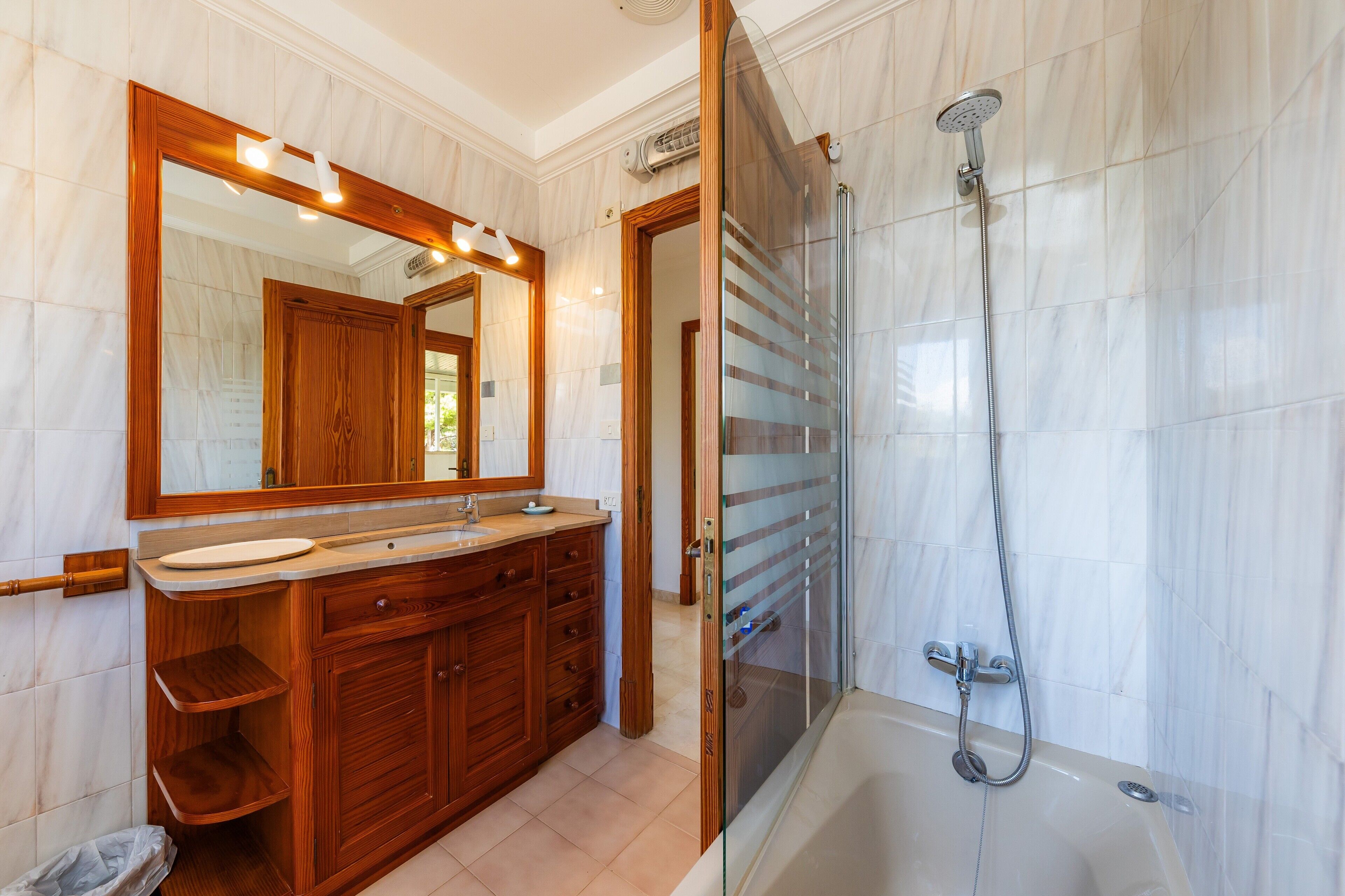 Badewanne, Haartrockner, Handtücher