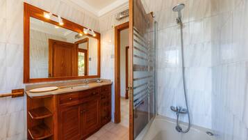 Badewanne, Haartrockner, HandtĂŒcher