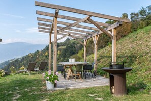 Outdoor dining - Holiday Apartment "Ritschhof Fichte" with Mountain View, Private Terrace & Wi-Fi (Laion)