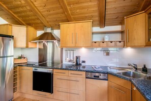 Fridge, oven, stovetop, dishwasher