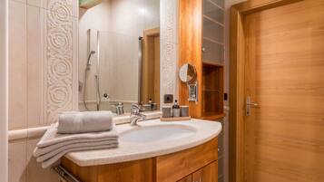 Bañera, secador de pelo, toallas