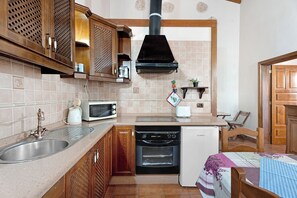 Kylskåp, mikrovågsugn, ugn och spishäll