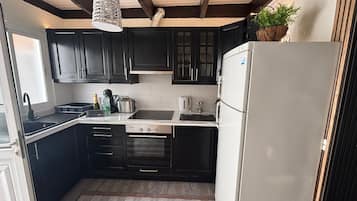 Een koelkast, een magnetron, een oven, een kookplaat