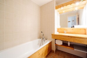 Bathtub - Holiday Apartment "Le Plein Soleil Méribel Mottaret" with Balcony & Wi-Fi (Les Allues)
