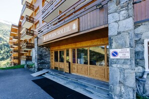 Un bâtiment avec une enseigne indiquant « LEPLEIN SOLEIL » et un panneau interdisant le stationnement.