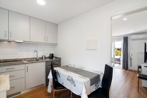 Fridge, microwave, oven, stovetop - Apartment "Telmus Villa 1 Andar" with Sea View, Private Terrace & Wi-Fi (Monte Gordo)