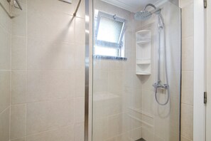 Suihku, hiustenkuivaaja, pyyhkeet