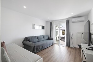 TV - Apartment "Telmus Villa 1 Andar" with Sea View, Private Terrace & Wi-Fi (Monte Gordo)