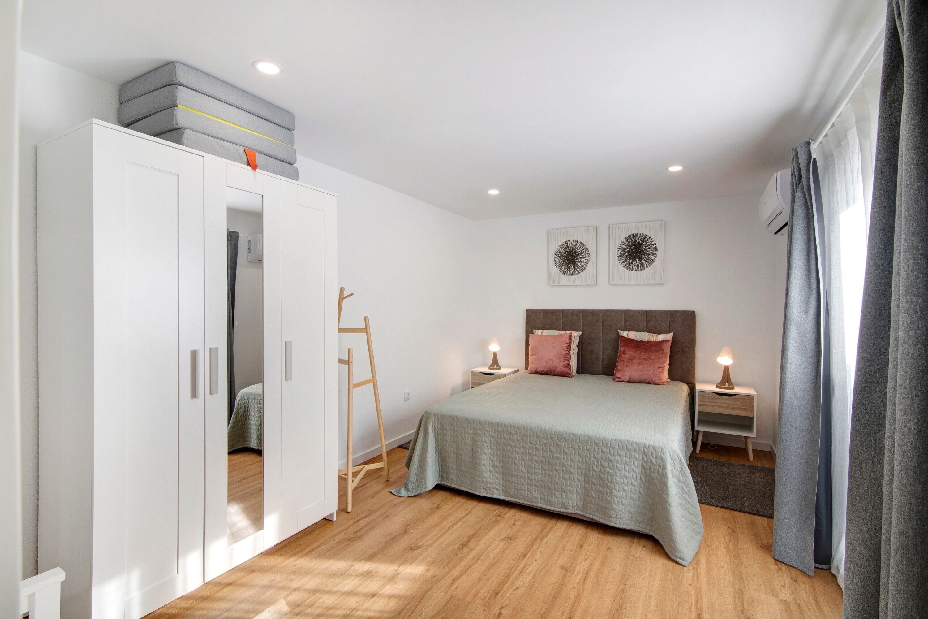 1 habitación, tabla de planchar con plancha, wifi gratis y ropa de cama 