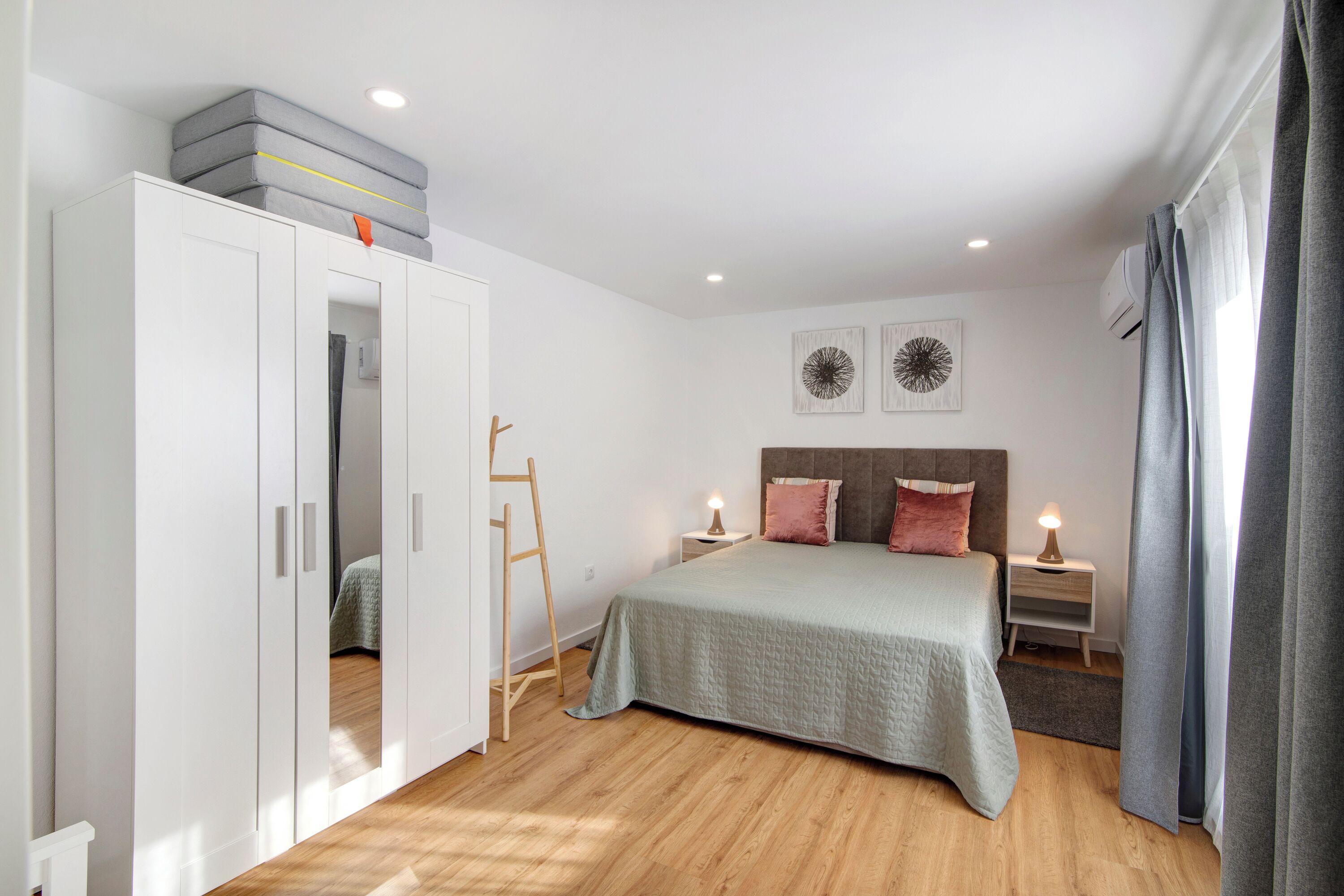 1 slaapkamer, een strijkplank/strijkijzer, gratis wifi, beddengoed