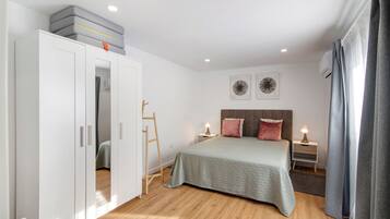 1 habitación, tabla de planchar con plancha, wifi gratis y ropa de cama