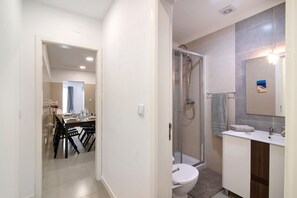 Shower, hair dryer, towels - Apartment "Telmus Villa Rc D" with Shared Terrace & Wi-Fi (Monte Gordo)