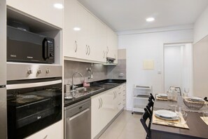 Fridge, microwave, oven, stovetop - Apartment "Telmus Villa Rc D" with Shared Terrace & Wi-Fi (Monte Gordo)