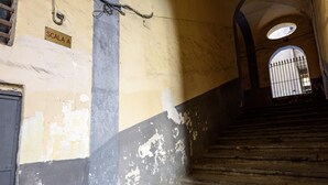 A staircase with peeling paint and a sign reading "SCALA A". - Vico Sedil Capuano 21 - Appartamento 1 (Naples)