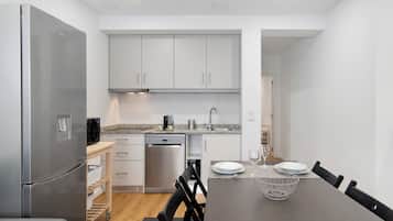Fridge, microwave, stovetop, dishwasher