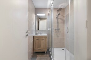 Dusche, Haartrockner, Handtücher