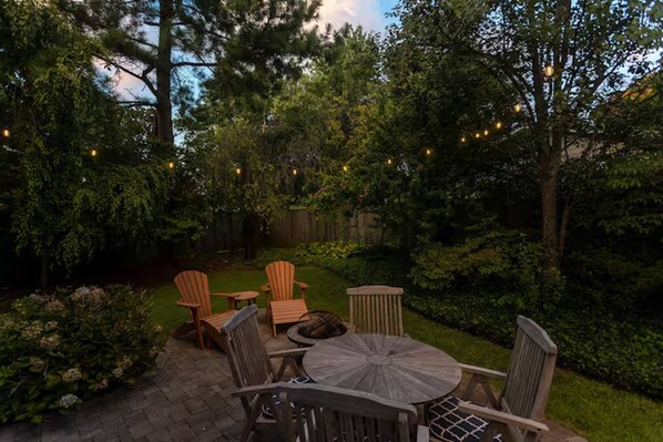 Outdoor dining - Game Days & Family Stays at Dog-Friendly Home Near Navy Stadium w Private Fenced-In Yard (Annapolis)