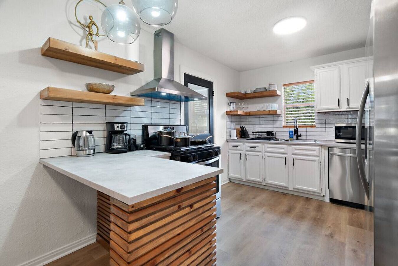 Kylskåp, mikrovågsugn, spishäll och diskmaskin